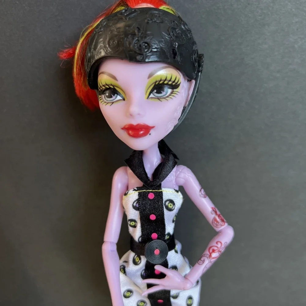 Monster High Doll Skultimate Roller Maze Operetta 2011 W/ Helmet & Skates AS IS